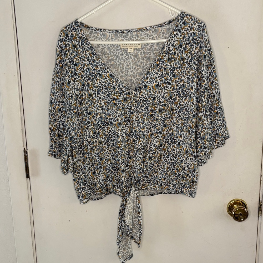 Idyllwind white short sleeve knit top, blue floral, tie front Size Medium
